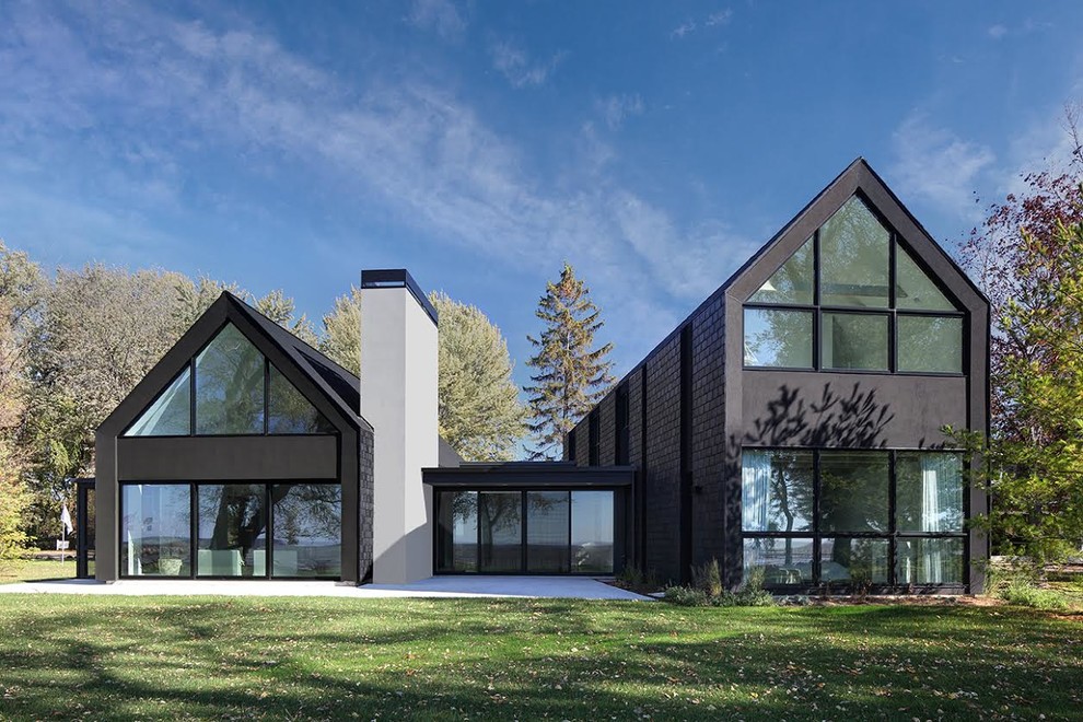 Exemple d'une façade de maison noire moderne en bois de taille moyenne et à un étage.