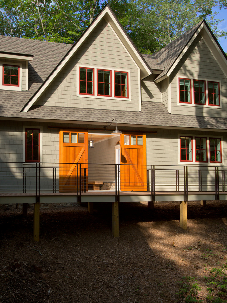 Aménagement d'une façade de maison beige montagne en panneau de béton fibré à deux étages et plus.