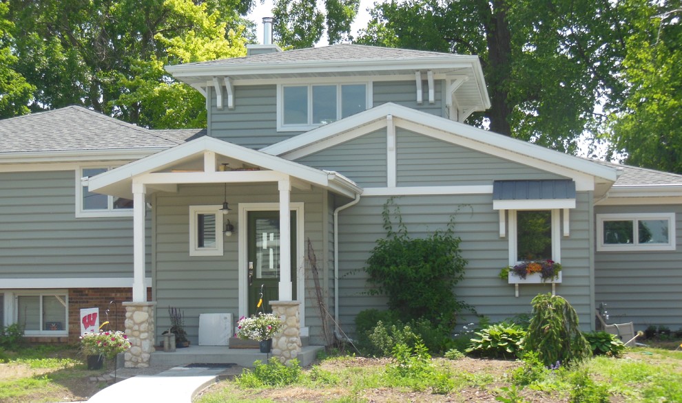 Kleines, Zweistöckiges Uriges Einfamilienhaus mit Vinylfassade, grüner Fassadenfarbe, Satteldach und Schindeldach in Sonstige