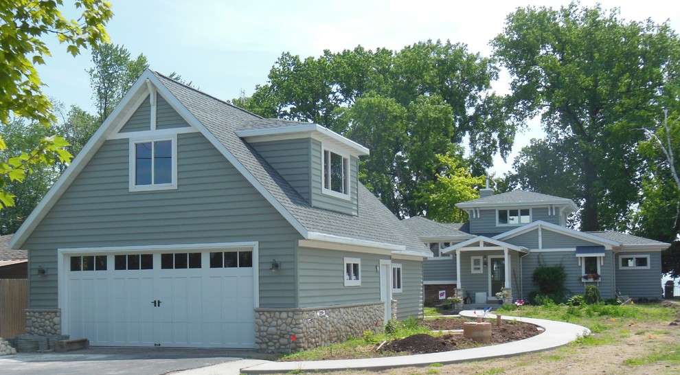 Kleines, Zweistöckiges Uriges Einfamilienhaus mit Vinylfassade, grauer Fassadenfarbe, Satteldach und Schindeldach in Sonstige