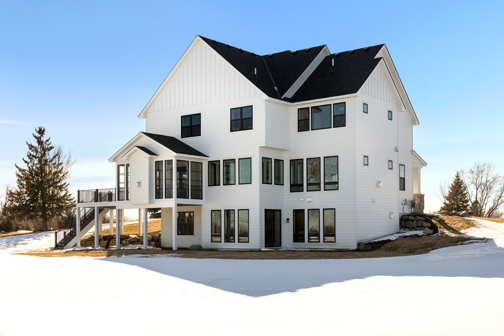 Dreistöckiges Landhaus Einfamilienhaus mit weißer Fassadenfarbe und Satteldach in Minneapolis
