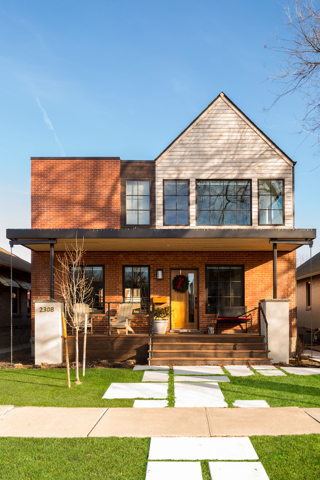 Mittelgroßes, Zweistöckiges Modernes Einfamilienhaus mit Backsteinfassade, grauer Fassadenfarbe, Satteldach und Misch-Dachdeckung in Denver