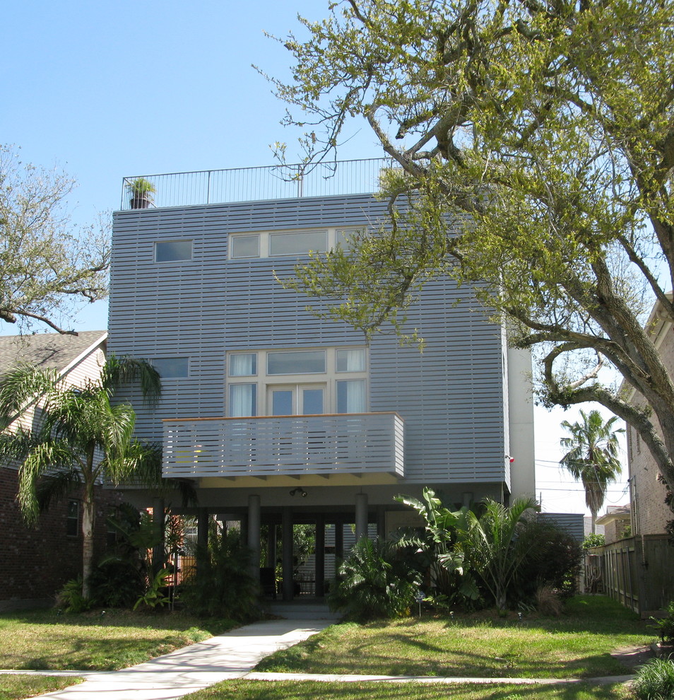Design ideas for a contemporary house exterior in New Orleans.