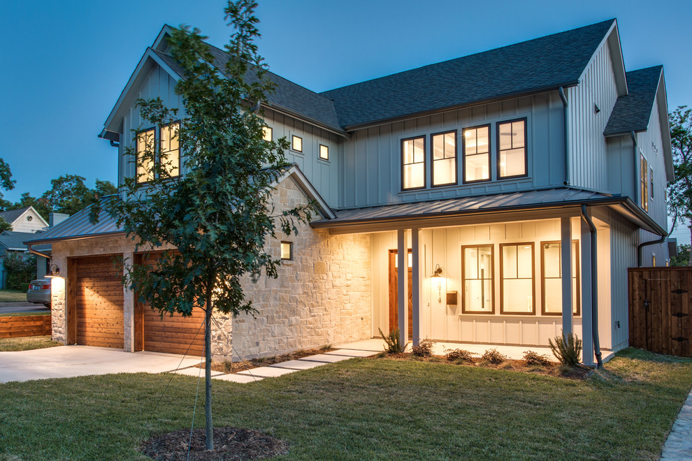 Zweistöckiges, Mittelgroßes Landhaus Haus mit beiger Fassadenfarbe, Satteldach und Mix-Fassade in Dallas