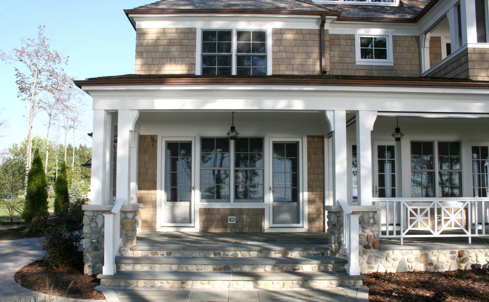 Idee per la facciata di una casa grande beige classica a due piani con rivestimento in legno e tetto a padiglione