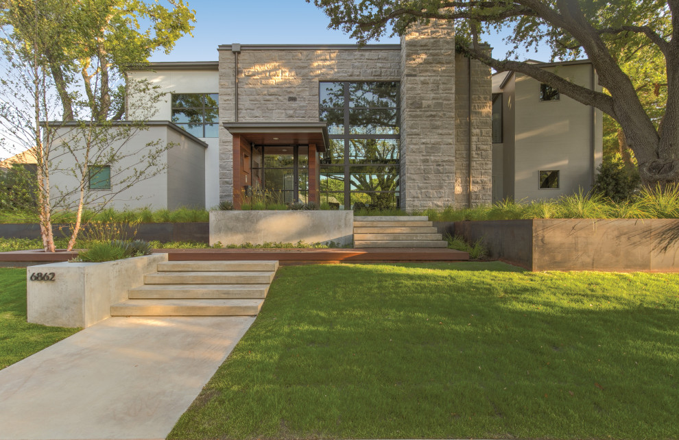 Zweistöckiges Modernes Einfamilienhaus mit Mix-Fassade, grauer Fassadenfarbe und Flachdach in Dallas