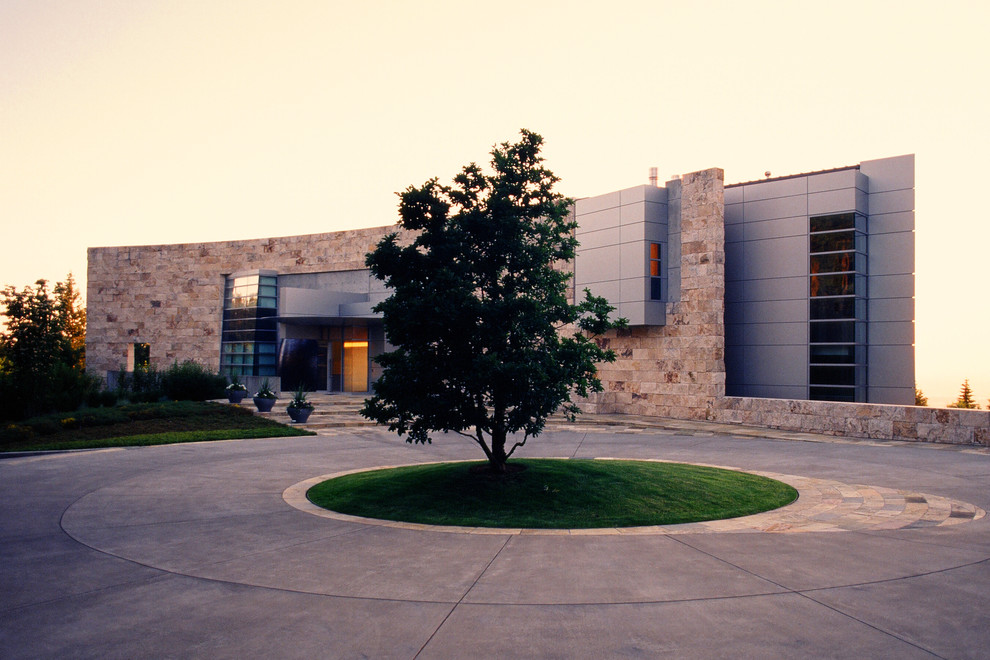 Foto de fachada gris moderna extra grande de tres plantas con revestimiento de piedra