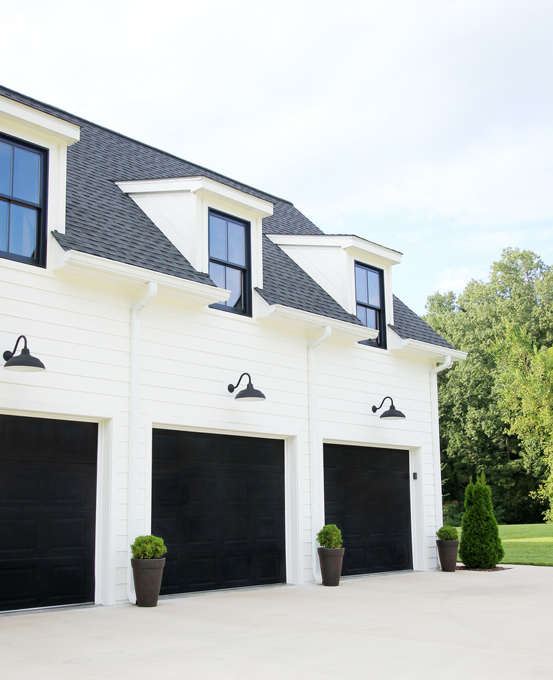 Aménagement d'une façade de maison blanche campagne en panneau de béton fibré de taille moyenne et à un étage avec un toit à deux pans et un toit mixte.