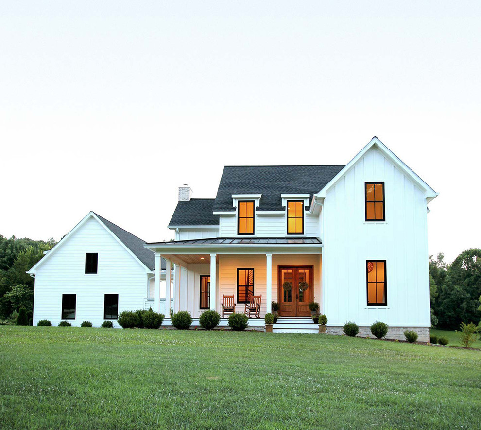 Zweistöckiges Landhausstil Einfamilienhaus mit Faserzement-Fassade, weißer Fassadenfarbe, Satteldach, Schindeldach und Dachgaube in Sonstige