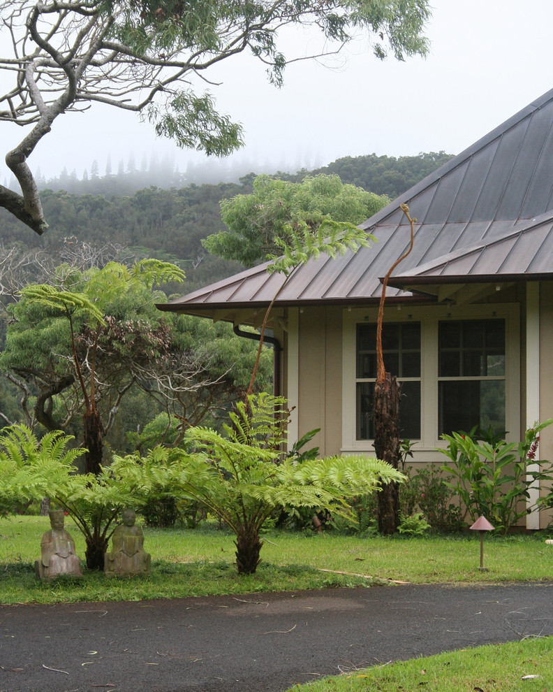 Mittelgroßes, Einstöckiges Klassisches Haus mit beiger Fassadenfarbe, Walmdach und Blechdach in Hawaii