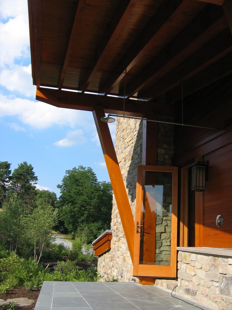 Ispirazione per la facciata di una casa marrone contemporanea a due piani con rivestimento in pietra