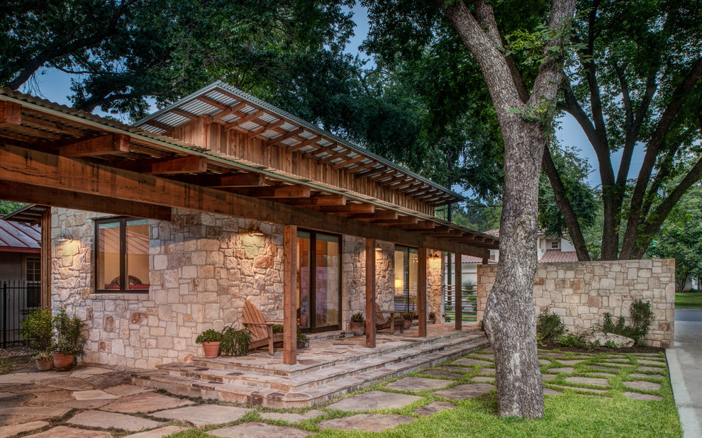 Kleines, Einstöckiges Modernes Haus mit Steinfassade und Pultdach in Austin