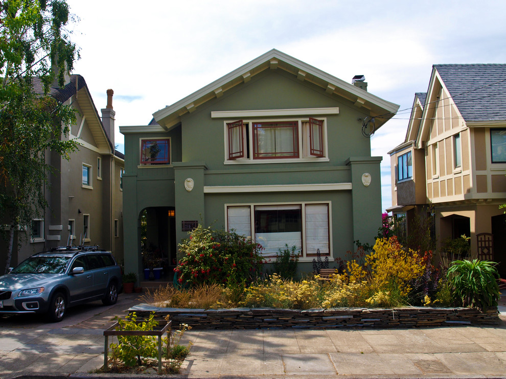 サンフランシスコにある高級な中くらいなトラディショナルスタイルのおしゃれな家の外観 (漆喰サイディング、緑の外壁) の写真