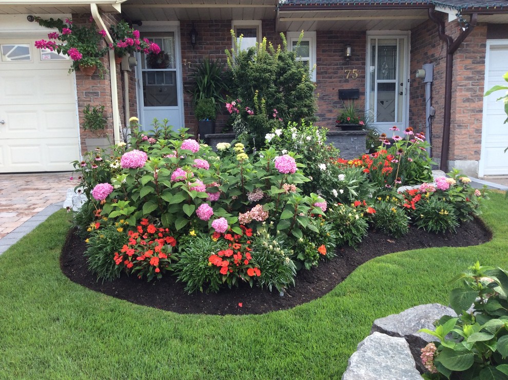 Photo of a mid-sized traditional landscaping in Toronto.