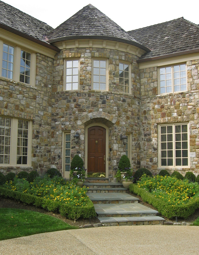 Großes, Zweistöckiges Klassisches Einfamilienhaus mit Steinfassade, brauner Fassadenfarbe, Walmdach und Schindeldach in Washington, D.C.