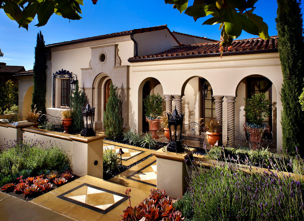 Großes Mediterranes Einfamilienhaus mit beiger Fassadenfarbe in Orange County