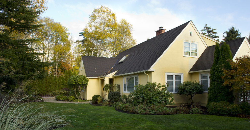 Стильный дизайн: двухэтажный, желтый дом в классическом стиле с двускатной крышей - последний тренд