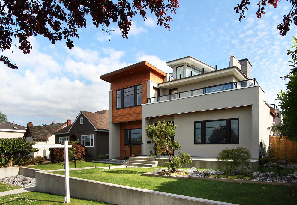 Modelo de fachada de casa beige contemporánea de tamaño medio de dos plantas con revestimientos combinados y tejado plano