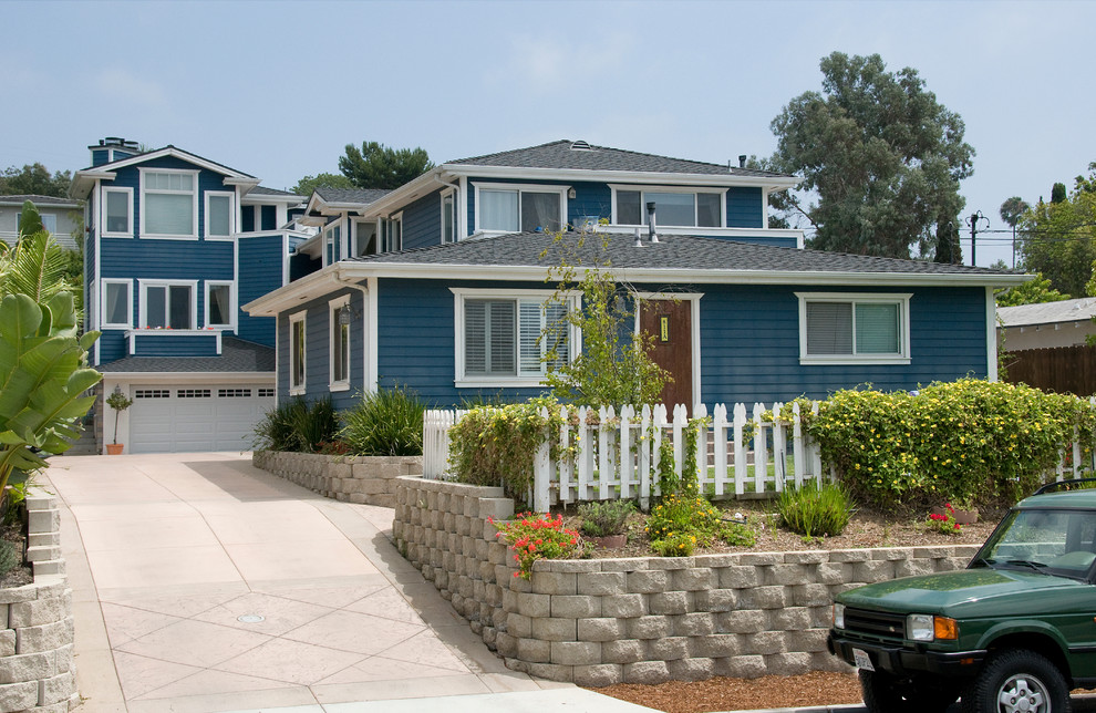 Foto della facciata di una casa grande blu stile marinaro a due piani con rivestimento in legno