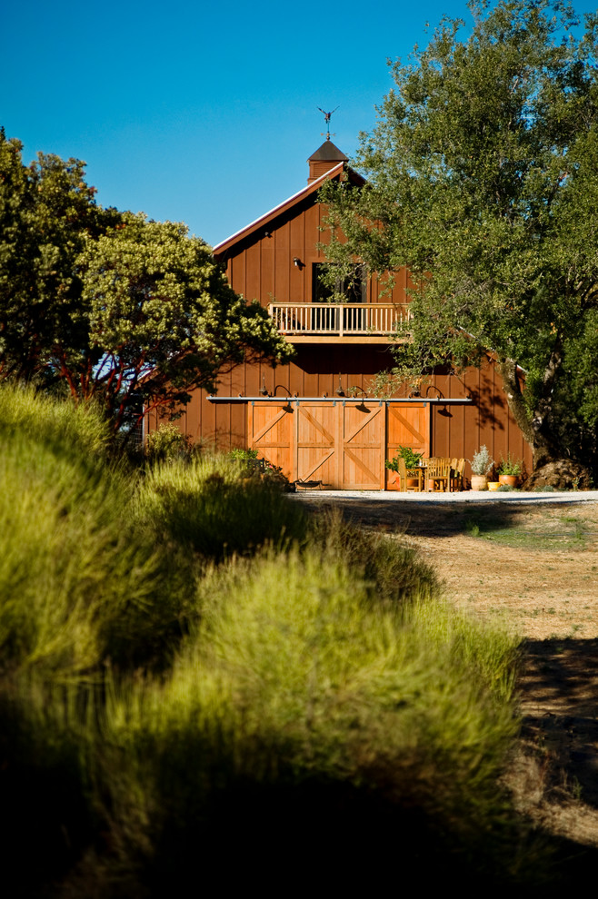 Immagine della facciata di una casa marrone country a due piani