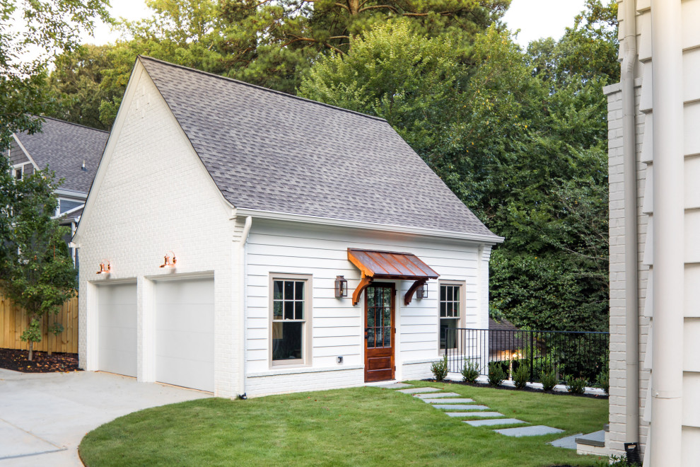 Ejemplo de fachada de casa blanca tradicional renovada de tamaño medio de tres plantas con revestimiento de madera, tejado a dos aguas y tejado de teja de madera