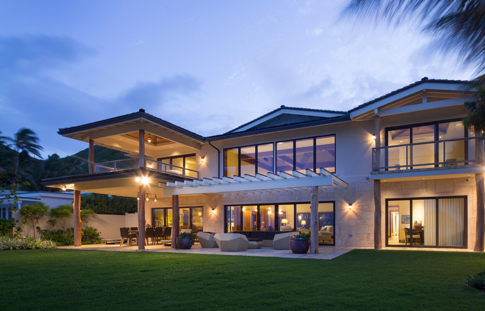 ハワイにあるビーチスタイルのおしゃれな家の外観の写真