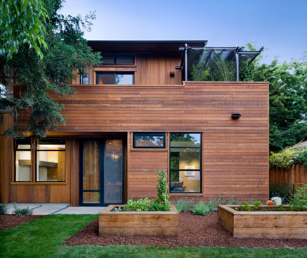 Inspiration pour une façade de maison design en bois.