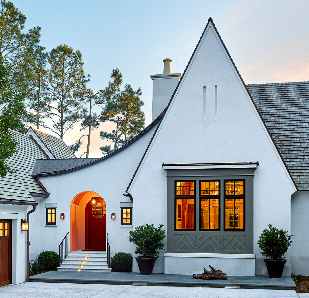 Modelo de fachada de casa blanca clásica renovada de una planta con tejado a dos aguas y tejado de teja de madera