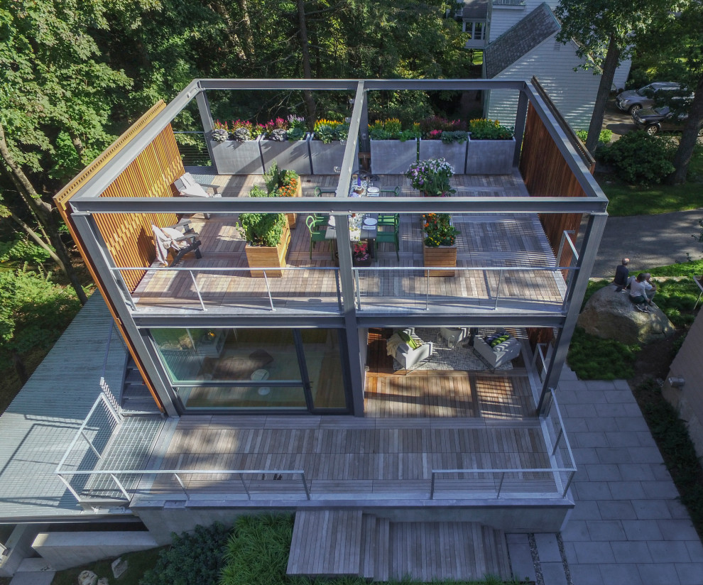Aménagement d'une petite façade de maison grise moderne en bois à deux étages et plus.