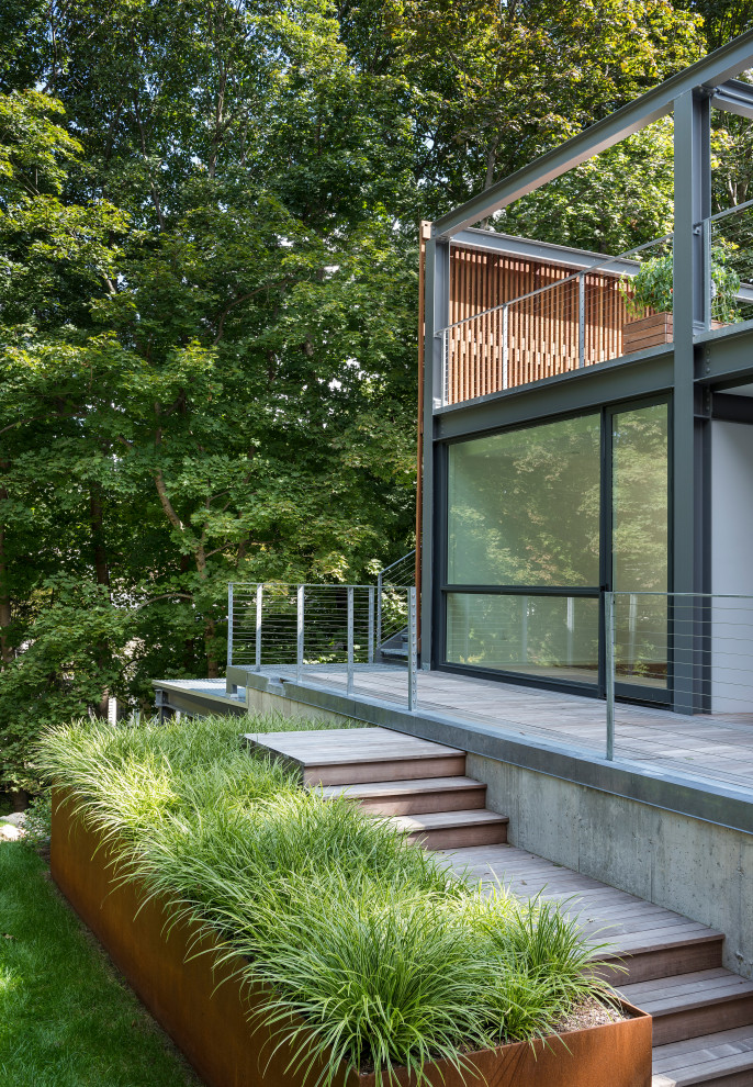 Idee per la facciata di una casa piccola grigia moderna a tre piani con rivestimento in legno