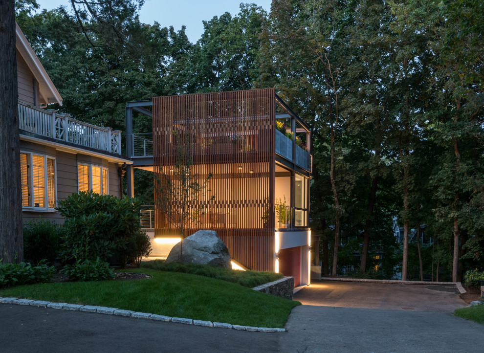 Ispirazione per la facciata di una casa piccola grigia moderna a tre piani con rivestimento in legno
