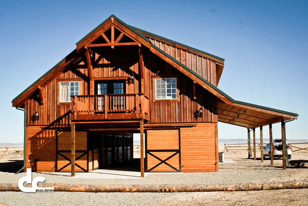Idee per la facciata di una casa grande marrone rustica a due piani con rivestimento in legno e tetto a capanna