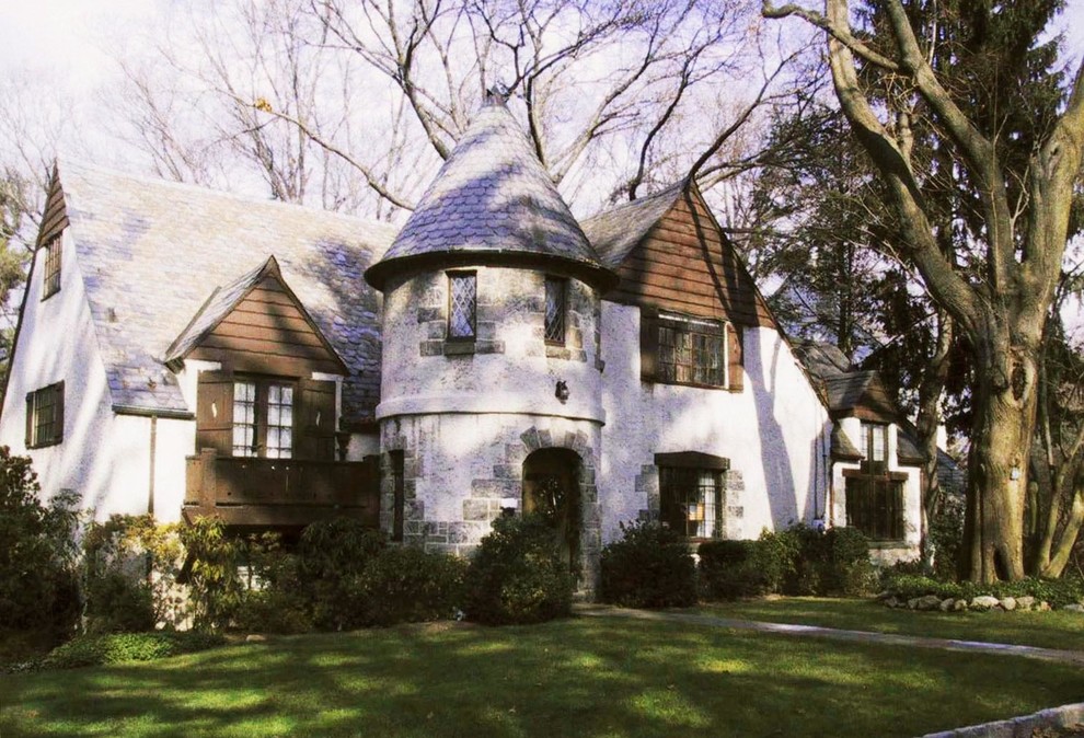 На фото: двухэтажный, белый дом среднего размера в классическом стиле с облицовкой из цементной штукатурки с
