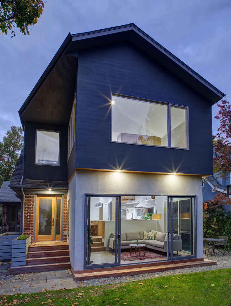 Idées déco pour une façade de maison grise scandinave en bois à un étage avec un toit à deux pans et un toit en shingle.