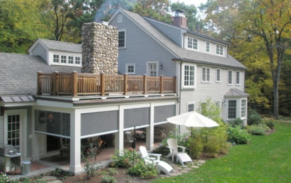Diseño de fachada de casa gris rural grande de tres plantas con revestimiento de madera, tejado a dos aguas y tejado de teja de madera