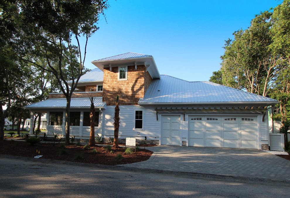 Foto de fachada de casa blanca costera de tamaño medio de dos plantas con revestimiento de madera, tejado a cuatro aguas y tejado de metal