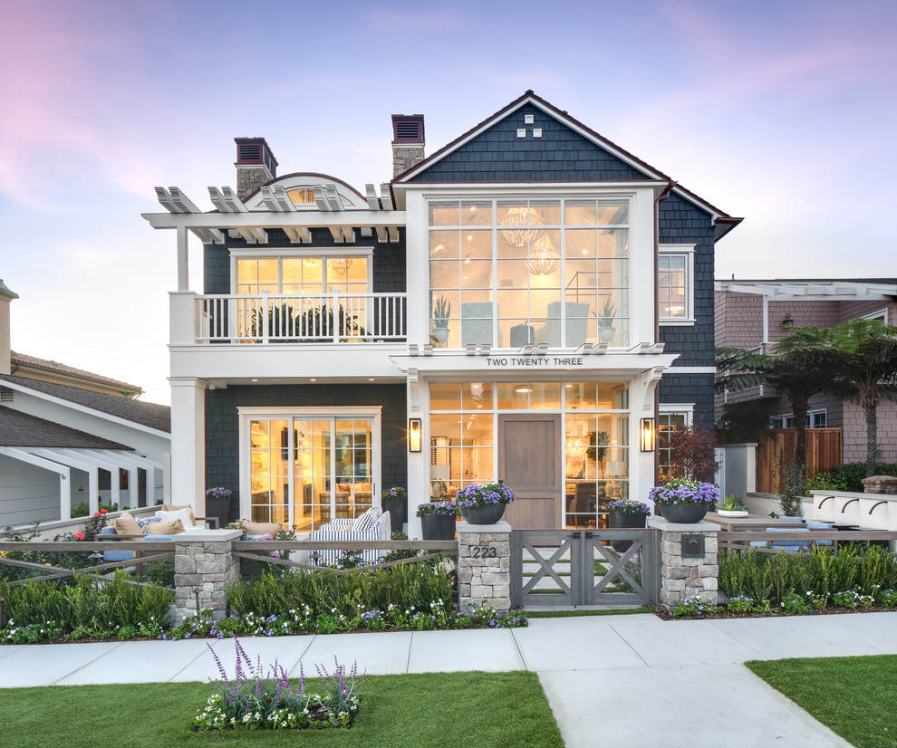 Zweistöckiges Maritimes Haus mit blauer Fassadenfarbe und Satteldach in Orange County