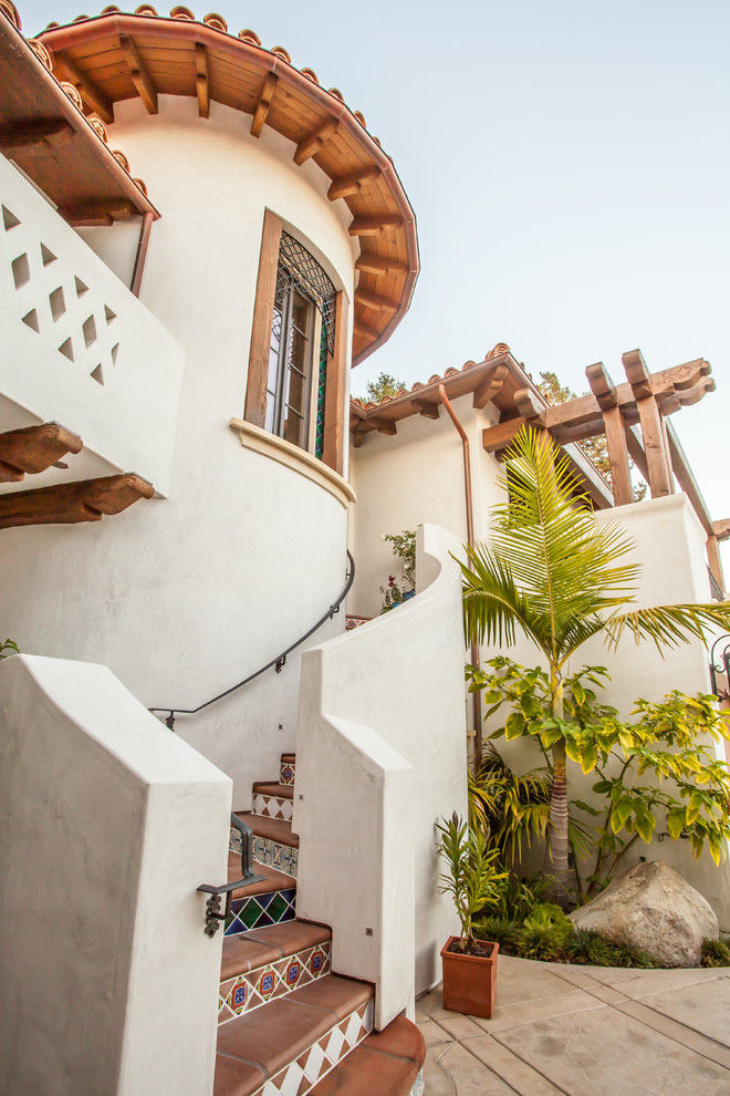 サンタバーバラにあるラグジュアリーな地中海スタイルのおしゃれな家の外観 (漆喰サイディング) の写真
