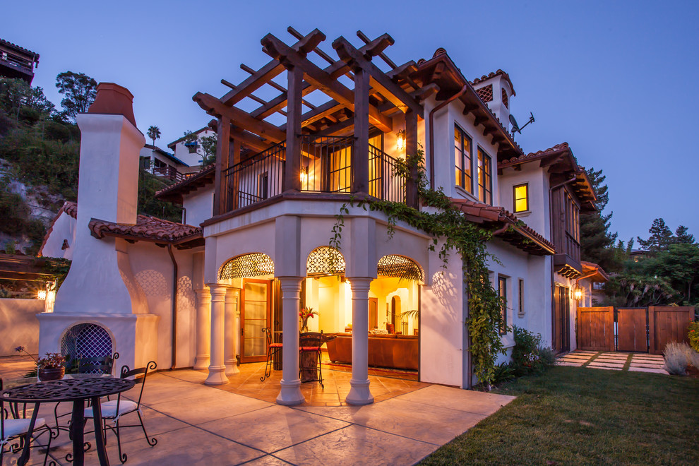 Großes, Zweistöckiges Mediterranes Einfamilienhaus mit Putzfassade, weißer Fassadenfarbe, Satteldach und Ziegeldach in Santa Barbara