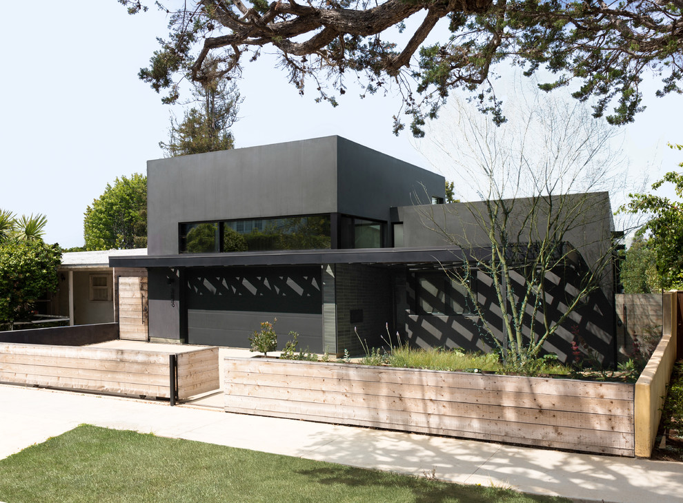 Идея дизайна: одноэтажный, серый частный загородный дом среднего размера в современном стиле с облицовкой из цементной штукатурки, плоской крышей и зеленой крышей