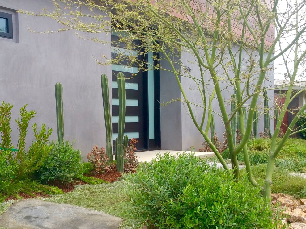 Großes, Zweistöckiges Modernes Einfamilienhaus mit Mix-Fassade und grauer Fassadenfarbe in Los Angeles