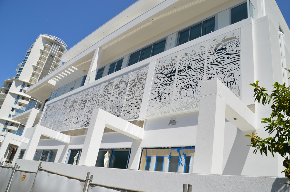 Großes, Zweistöckiges Maritimes Wohnung mit Betonfassade, weißer Fassadenfarbe, Flachdach und Blechdach in Gold Coast - Tweed