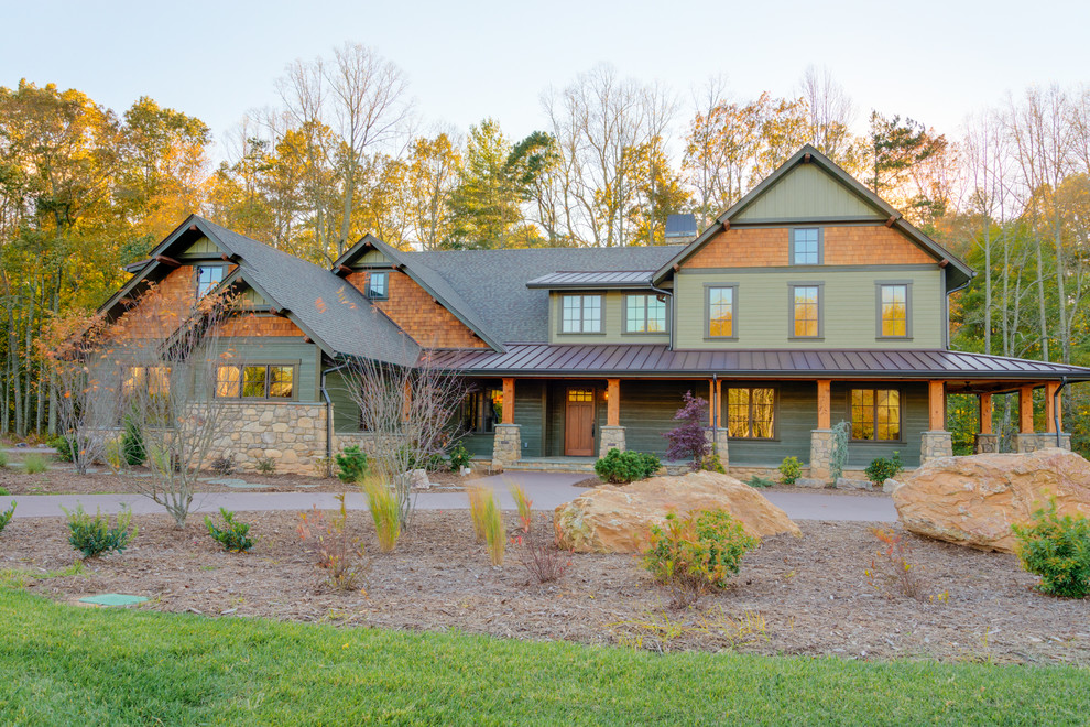 Idée de décoration pour une grande façade de maison verte champêtre à un étage avec un toit à deux pans, un toit en shingle et un revêtement mixte.