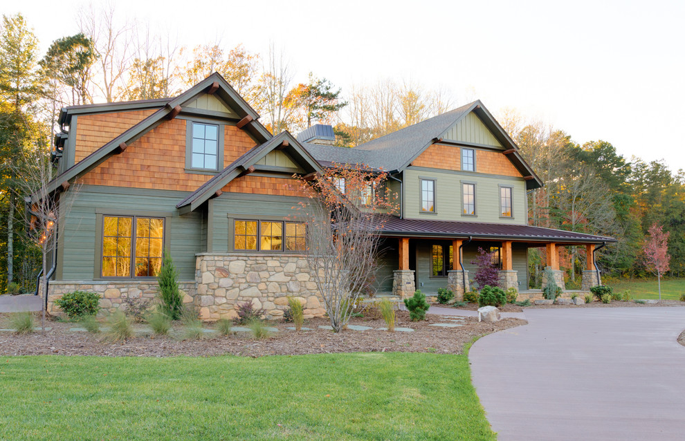 Imagen de fachada de casa verde de estilo de casa de campo grande de dos plantas con tejado a dos aguas, tejado de teja de madera y revestimientos combinados