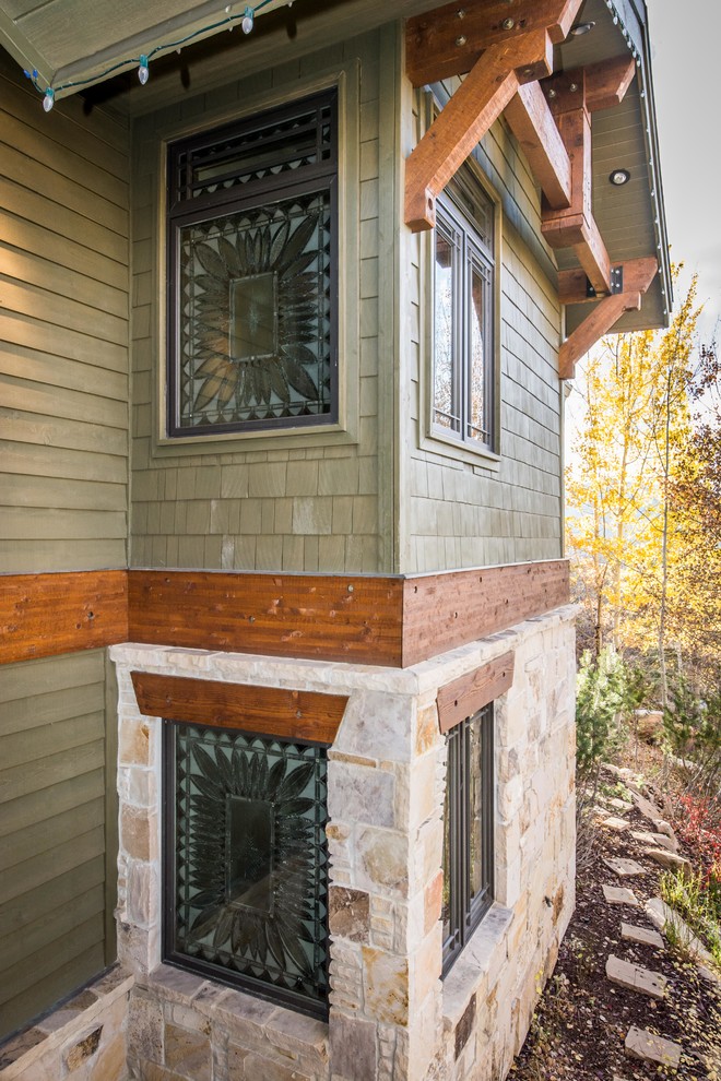 Ispirazione per la villa grande verde rustica a due piani con rivestimento in legno, tetto a capanna e copertura a scandole