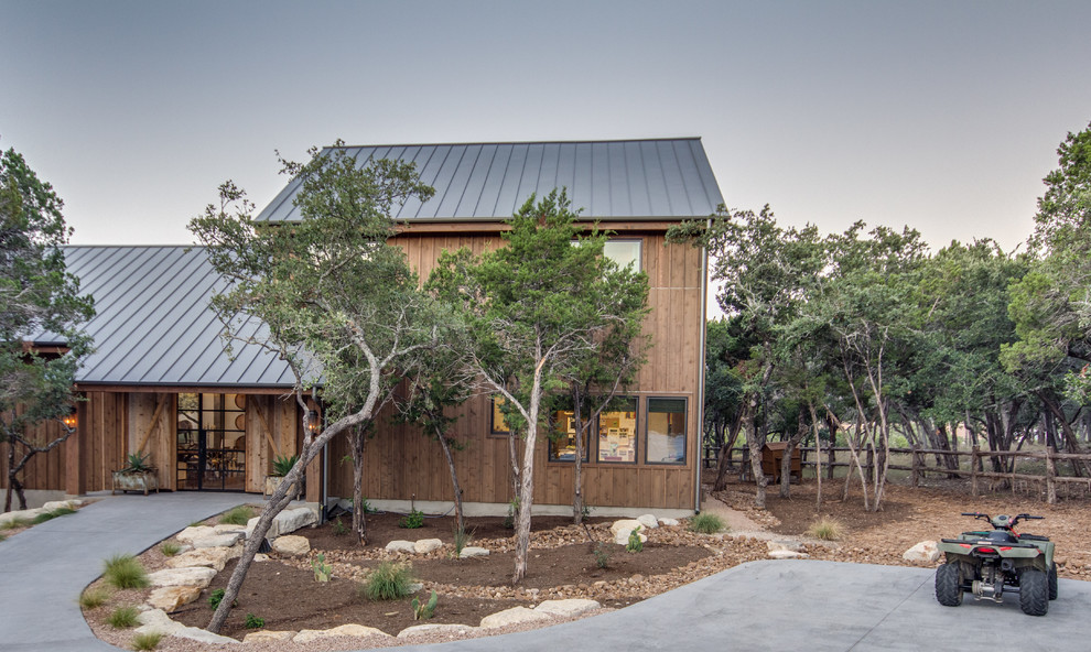 Источник вдохновения для домашнего уюта: коричневый, двухэтажный, деревянный частный загородный дом среднего размера в стиле фьюжн с двускатной крышей и металлической крышей