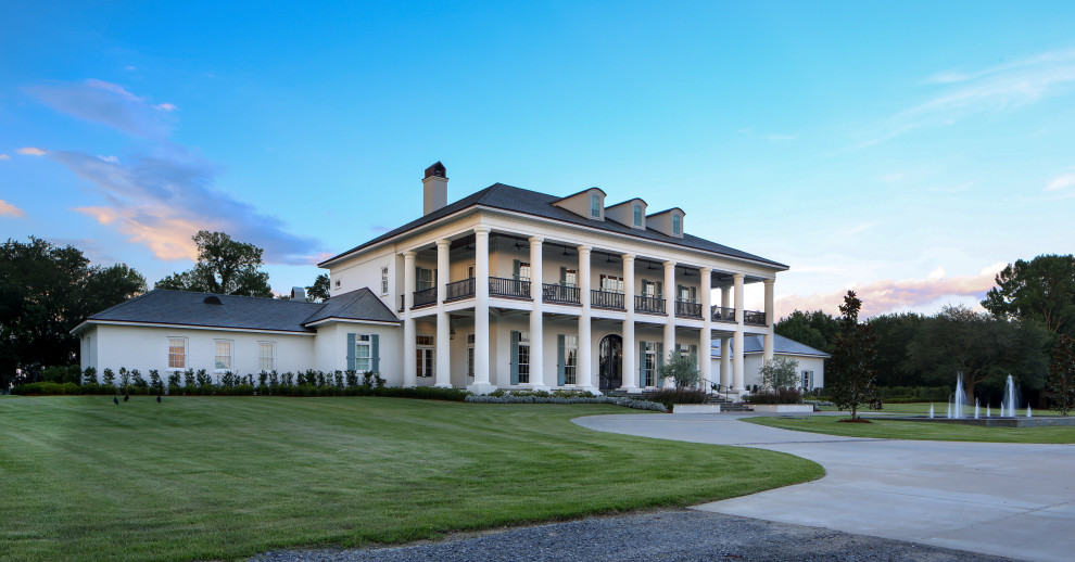 Geräumiges, Dreistöckiges Klassisches Einfamilienhaus mit gestrichenen Ziegeln, weißer Fassadenfarbe und Misch-Dachdeckung in New Orleans
