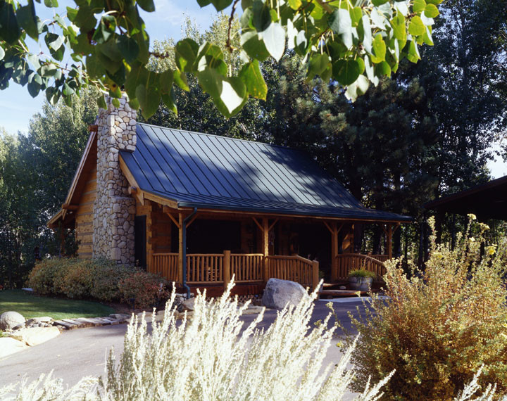 Foto della casa con tetto a falda unica piccolo marrone rustico a due piani con rivestimento in legno