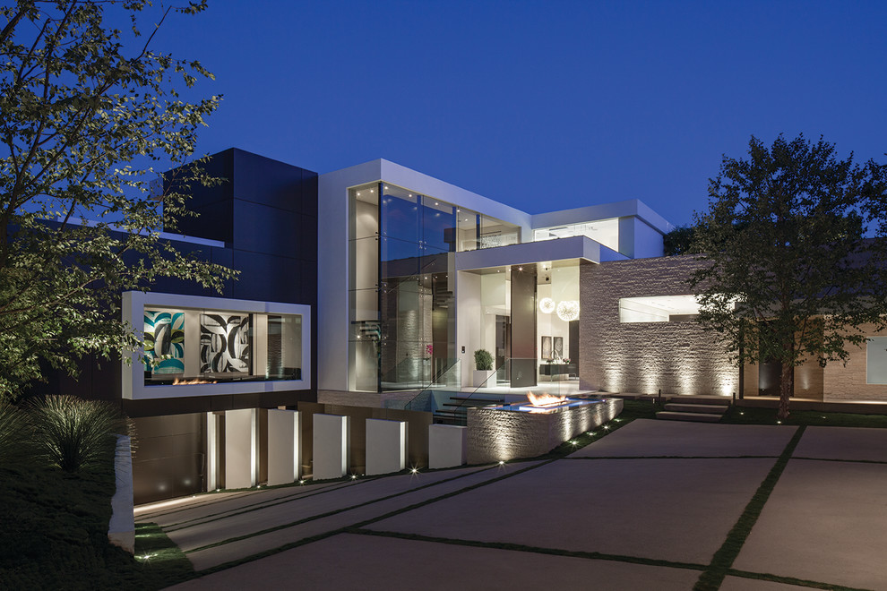 Foto della facciata di una casa contemporanea a due piani