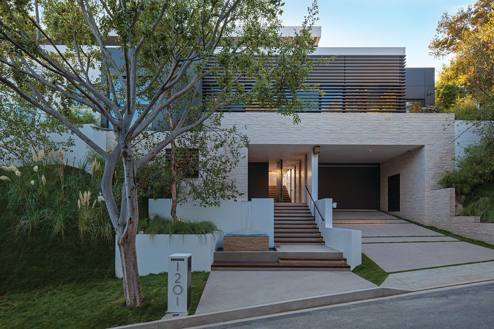 Réalisation d'une grande façade de maison beige minimaliste à deux étages et plus avec un revêtement mixte, un toit plat et un toit blanc.